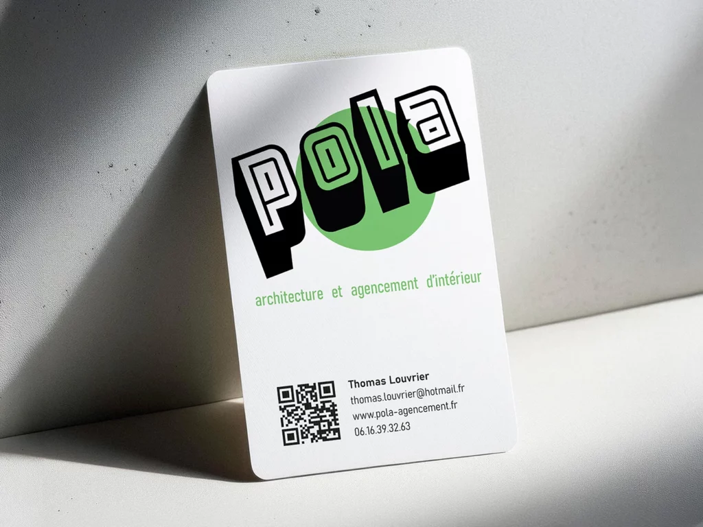 Carte de visite verticale de l'agence POLA avec logo 3D vert et noir, spécialisée en architecture et agencement d'intérieur à Nantes.