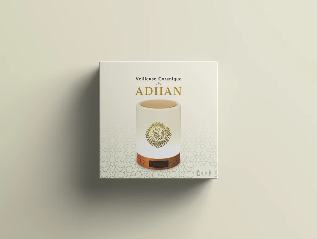 Design de face avant pour le packaging ADHAN Boutique : typographie dorée, motifs orientaux verts et visuel central de la veilleuse coranique.