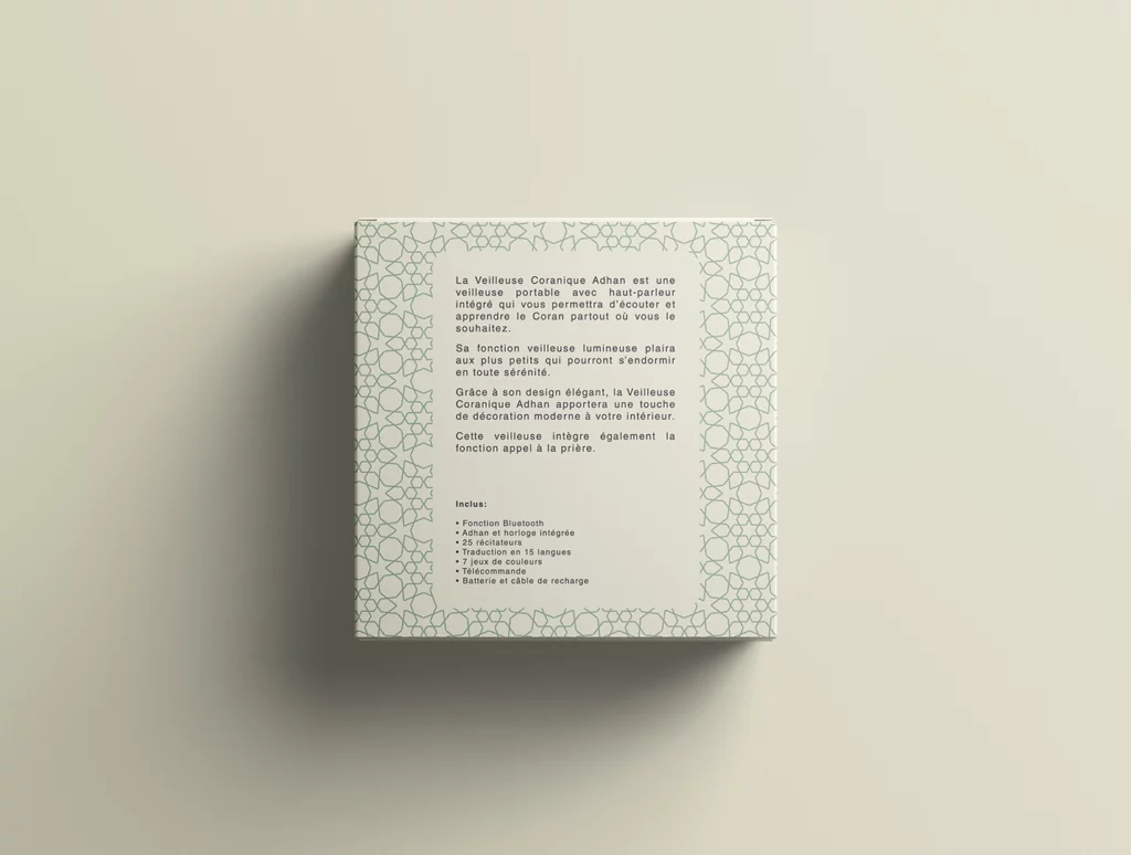 Face arrière du packaging ADHAN présentant les fonctionnalités de la veilleuse coranique : Bluetooth, 25 récitateurs et 15 langues, sur fond de motifs géométriques verts.